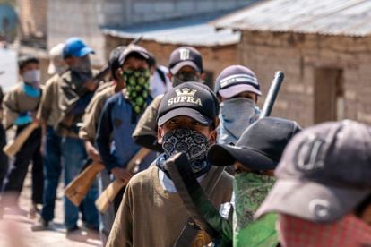 Niños indígenas de la comunidad Ayahualtempa, Estado de Guerrero, hacen una linea portando armas en abril de 2021. 