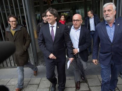 En el centro, el abogado Gonzalo Boye acompaña al expresidente Carles Puigdemont, en una imagen de archivo.
