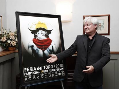 El artista Loren junto al cartel anunciador de San Fermín 2018.