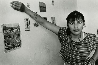 Fotografía sin título de la serie de Adriana Lestido 'Mujeres Presas' (1991-1993), expuesta en la Fundación Cartier de París.