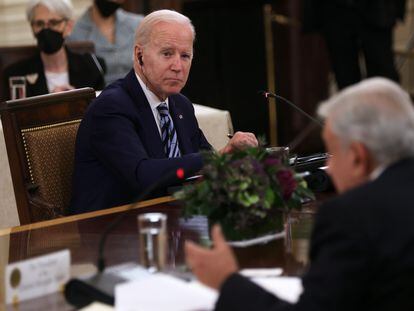 El presidente de Estados Unidos, Joe Biden, escucha a su homólogo mexicano, Andrés Manuel López Obrador, durante la Cumbre de Líderes de América del Norte, en noviembre 2022.