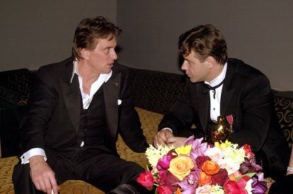 Russell Crowe y Michael Douglas en la fiesta post-Oscar de Elton John.