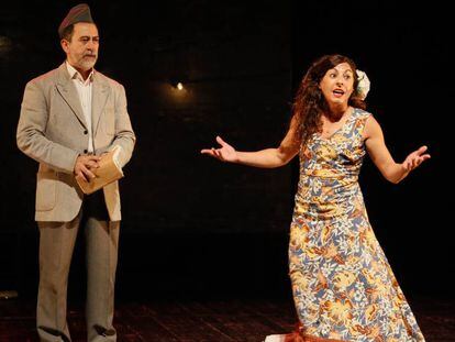 Santiago Molero y Cristina Medina, en un ensayo en los Teatros del Canal de '¡Ay, Carmela¡', que dirige Fernando Soto.