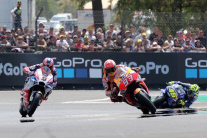 Bagnaia supo mantener a raya a su principal rival, el español Alex Márquez, que se colocó tras el rebufo de la moto del transalpino desde la primera curva y así se mantuvieron hasta el final, con el campeón del mundo de Moto3 en 2017, el español Joan Mir, tercero. En la imagen, Marc Márquez liderando la carrera.