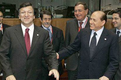 José Manuel Durão Barroso recibe a Silvio Berlusconi al comenzar la cumbre de jefes de Estado y de Gobierno.