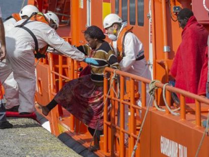 Los servicios de emergencias ayudan a una mujer a su llegada a Canarias en una fotograf&iacute;a de archivo.