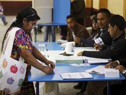 Una mujer deposita su voto en un colegio electoral durante las elecciones generales en San Pedro Sacatepéquez.