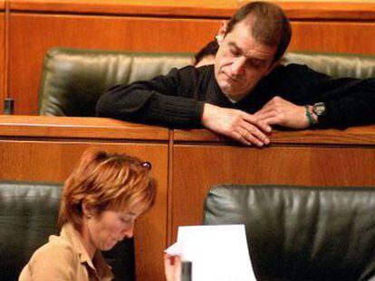 Josu Ternera, en un Pleno del Parlamento vasco en 2002. 