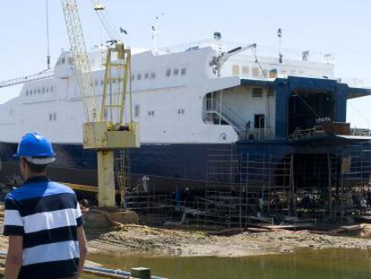 El buque transformado en los astilleros de Cotnsa Huelva, a la espera de ser botado este mi&eacute;rcoles.