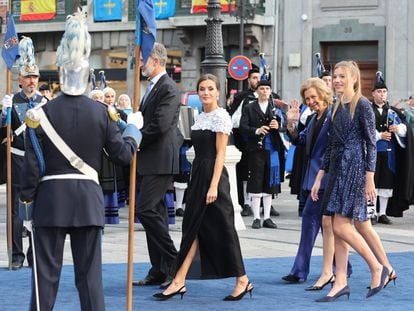 Los Reyes, seguidos de sus hijas, la princesa Leonor y la infanta Sofía, junto a la reina emérita, a su llegada al Teatro Campoamor de Oviedo este viernes para la entrega de los Premios Princesa de Asturias 2022.