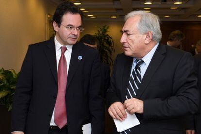 El ministro de Finanzas griego, Yorgos Papaconstantinu (izquierda) junto al director del FMI, Dominique Strauss-Kahn.