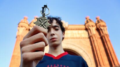 Massinissa Akandouch, joven 'amazigh' que reside en Barcelona, sujeta un colgante familiar, en julio de 2021.
