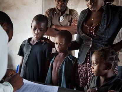 Un médico registra a unos niños antes de hacerles la prueba de VIH en el Estado de Benue, Nigeria, durante una campaña de prevención.