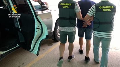 Dos guardias civiles detienen a un miembro del clan de El Rifeño, en la provincia de Almería.