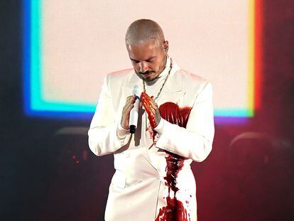 J Balvin, durante su presentación en los Grammy Latinos.