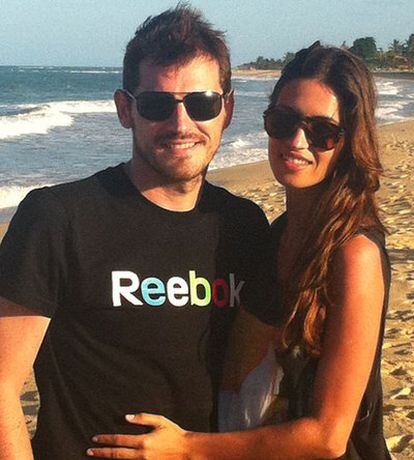 Casillas y Carbonero, en una playa de Brasil, en una foto de Facebook.