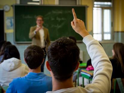 Un alumno levanta la mano durante una clase.