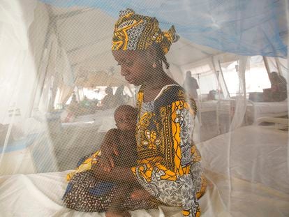Una madre y su hijo ingresados por desnutrición en un centro de salud gestionado por MSF de la ciudad de Katsina, en Nigeria, en junio de 2022.