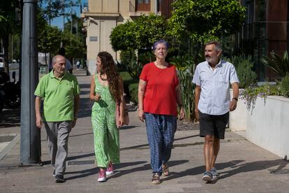 Soto, Meseguer, Serrano y Gómez, paseando en los alrededores de la Oficina de Cruz Roja, en Murcia.  