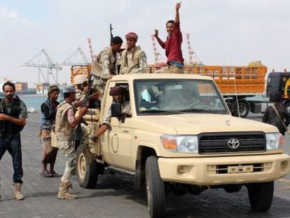 Combatienetes leales al Gobierno del presidente yemen&iacute;, Abd Rabbo Mansur Hadi, este lunes en Ad&eacute;n.