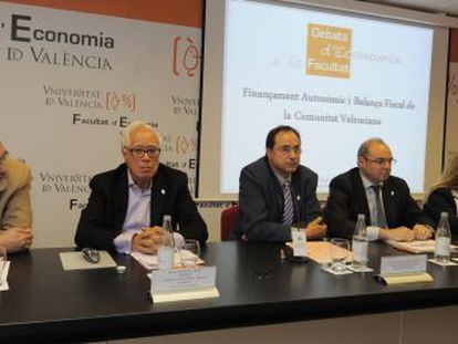 La mesa de expertos en financiaci&oacute;n en la Facultad de Econom&iacute;a de Valencia.
