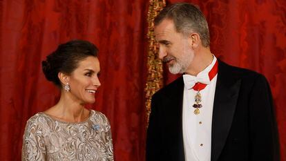 Los Reyes antes de la cena de gala que ofrecieron al mandatario de Catar y a su esposa, el 17 de mayo en el Palacio Real.
