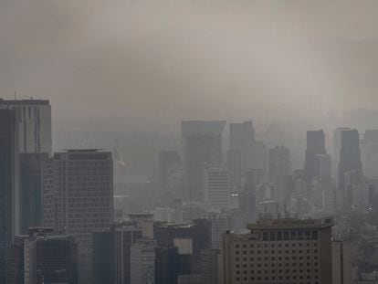 Contaminación atmosférica en Ciudad de México, en una imagen tomada desde la Torre Latinoamericana el 4 de mayo.