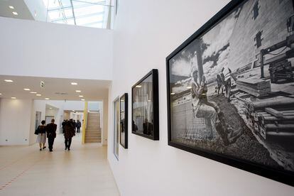Fotografías realizadas durante las obras del centro adorna los pasillo del centro Champalimaud.