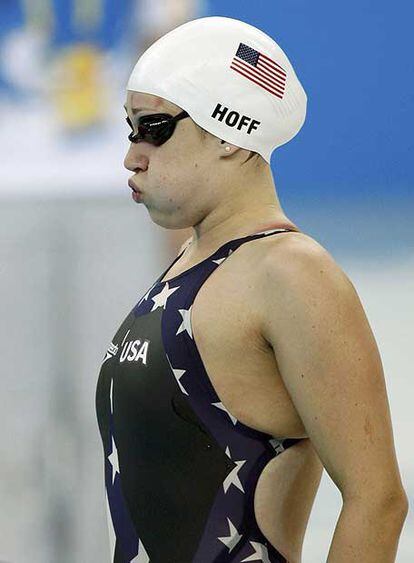Katie Hoff se prepara para competir en los 400 metros estilos.