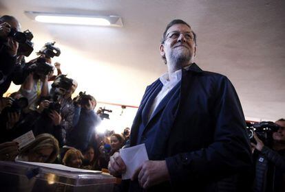 El president del Govern espanyol i candidat del Partit Popular, Mariano Rajoy, vota en un col·legi electoral de Madrid.