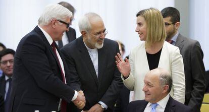 Los ministros de Exteriores iran&iacute;, alem&aacute;n y franc&eacute;s con Federica Mogherini.