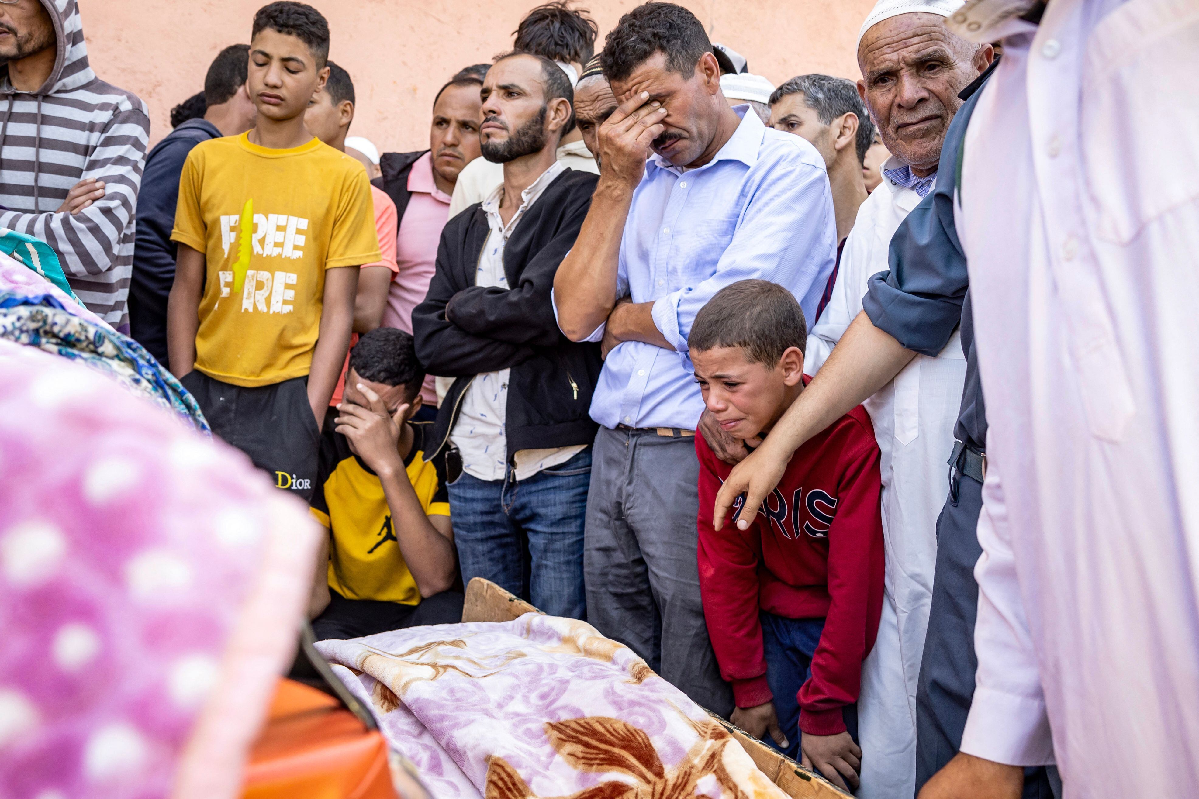 Varias personas lloran junto a los cadáveres de varias personas fallecidas tras el seísmo en Mulai Brahim, en la provincia de Al Hauz. 