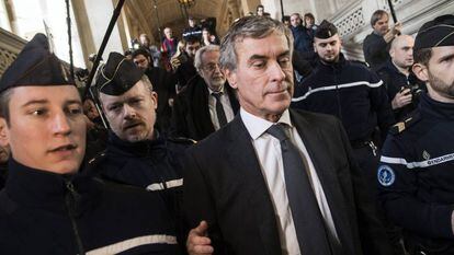 El exministro de Hacienda franc&eacute;s, Jerome Cahuzac, (c) sale del tribunal de justicia en Par&iacute;s.