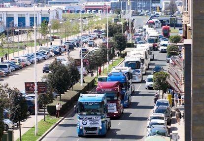 Several trucks participate in the march held yesterday from the Raos industrial estate to the Botín Center, in Santander