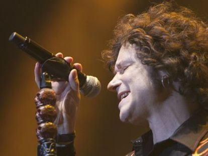 Enrique Bunbury durante un concierto