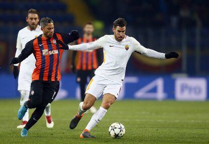 Strootman protege el balón ante Marlos.