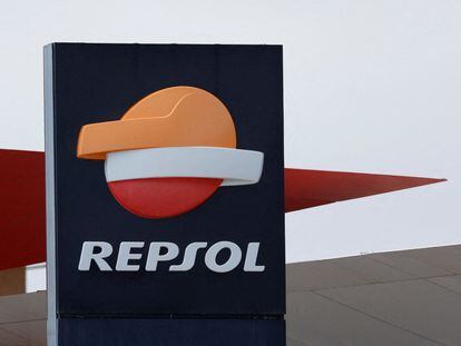 El logo del grupo Repsol en una gasolinera en Gran Canaria, España.