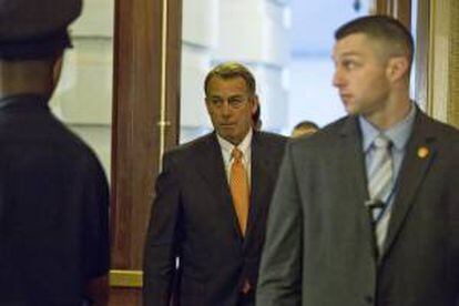 El presidente de la Cámara de Representantes de Estados Unidos, el republicano John Boehner (c), fue registrado este sábado a su llegada al capitolio, en Washington D.C. (EE.UU.). EFE/Archivo