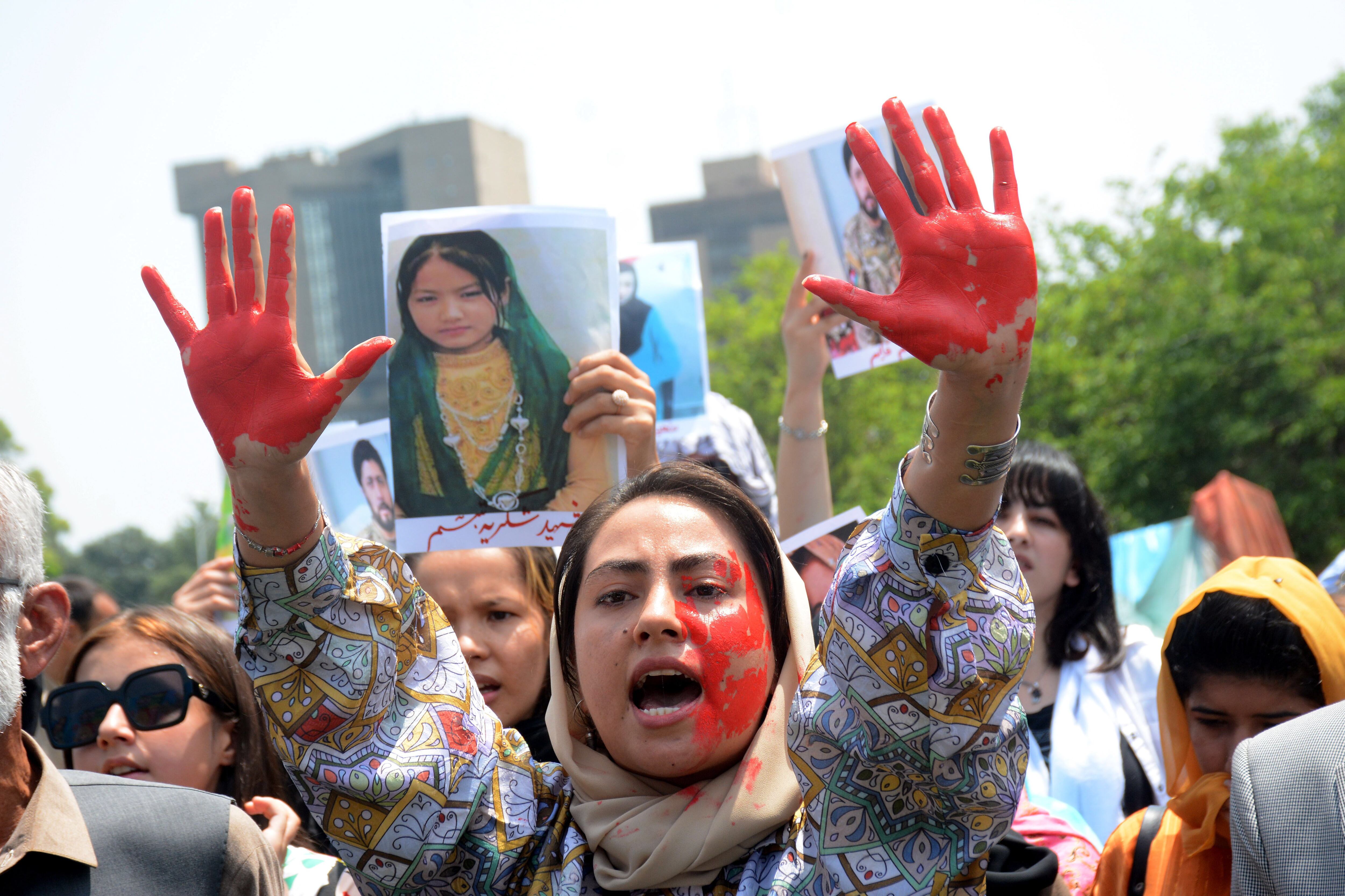 Afganos refugiados en Pakistán se manifiestan contra los talibanes en Islamabad, el 15 de agosto.