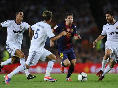 Leo Messi se escapa con el balón de Coentrão, Cristiano Ronaldo y Xabi Alonso, en el partido de vuelta de la Supercopa de 2012.