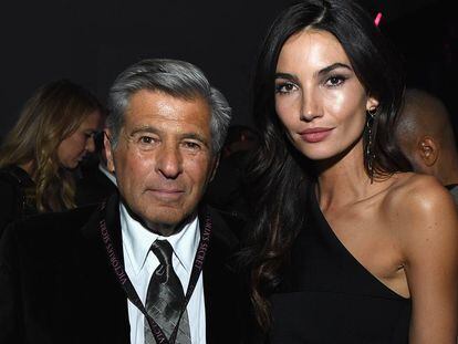 Ed Razek, junto a la modelo Lily Aldridge, en 2016.