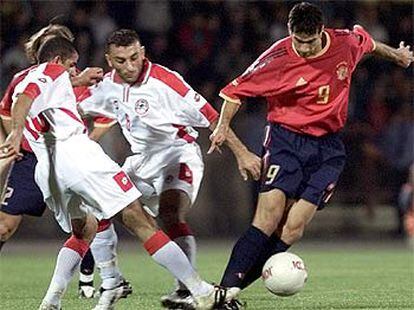 Valerón trata de escaparse con el balón ante dos jugadores armenios.
