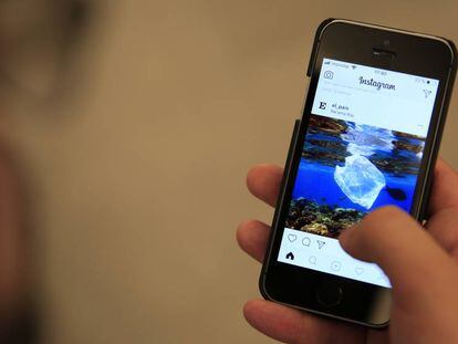 Un usuario utiliza Instagram a través de un dispositivo móvil.