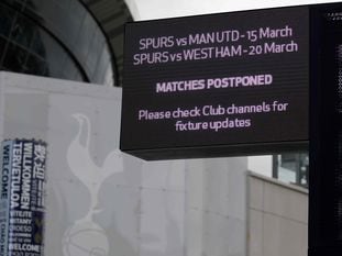 Carteles alrededor del Tottenham Stadium informan de la suspensión de los partidos.