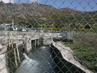 Instalaciones de la granja marina de Quilmas y, a la derecha, tierras de la cooperativa agrícola que han dejado de producir.