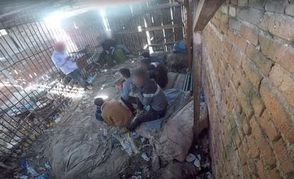 Fotograma de un vídeo difundido en el marco de una investigación de la organización Lighthouse Reports en el que se distinguen varias personas encerradas en una jaula contigua a la comisaría de Sredets, en Bulgaria.