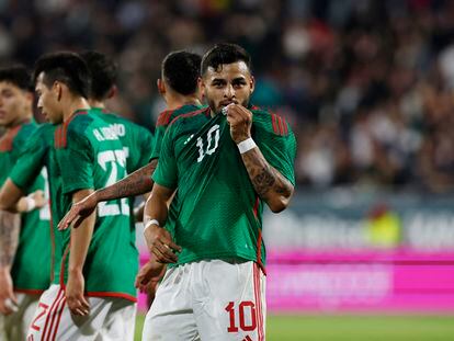 Alexis Vega celebra un gol durante un amistoso entre México y Suecia.