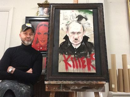 El pintor Jesús Arrúe, con su retrato de Putin caracterizado como Hitler, que ha compartido Madonna en uno de sus vídeos de Instagram.  Al fondo, un retrato de la cantante.