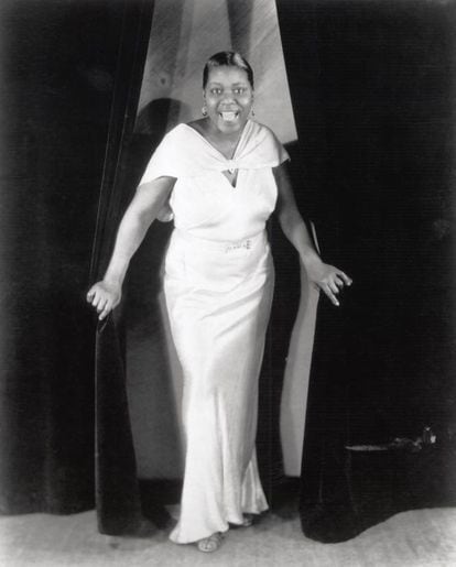   “He sido pobre y he sido rica, pero prefiero lo segundo”. Efectivamente, la vida de Bessie Smith (Tennessee, 1894- Misisipi, 1937) fue un tobogán continuo que acabó en la parte más baja. Bessie fue la primera gran estrella del blues. Su talento, su voz inigualable y su ímpetu la llevaron a vender miles de discos en los años 20. Hacía giras constantemente, era la que más cobraba, era responsable de hasta 40 personas que trabajaban para ella y viajaba en su propio vagón de tren, acondicionado con camas confortables y alcohol siempre disponible. Fue el equivalente a una estrella del rock actual. Amante de los vicios y voraz es su bisexualidad, vivió siempre en el exceso. Con la Gran Depresión llegó su declive. Los años 30 fueron muy diferentes para ella. No había tanto dinero y sus numerosos desengaños amorosos la fueron hundiendo. Acabó sus días en un accidente de coche en 1937 en un episodio del que todavía se sigue especulando. Unos dicen que murió desangrada porque rechazaron atenderla en varios hospitales de blancos; otros señalan que acudió a un hospital de negros (así eran las cosas en la época), pero sus heridas eran irreversibles. Sea como fuere, Bessie Smith influyó al rock de los setenta (Janis Joplin la idolatraba) y al blues por siempre.