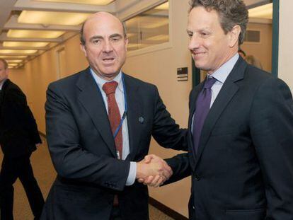 Guindos habla con el secretario del Tesoro de EE UU, Timothy Geithner, el s&aacute;bado en Washington.